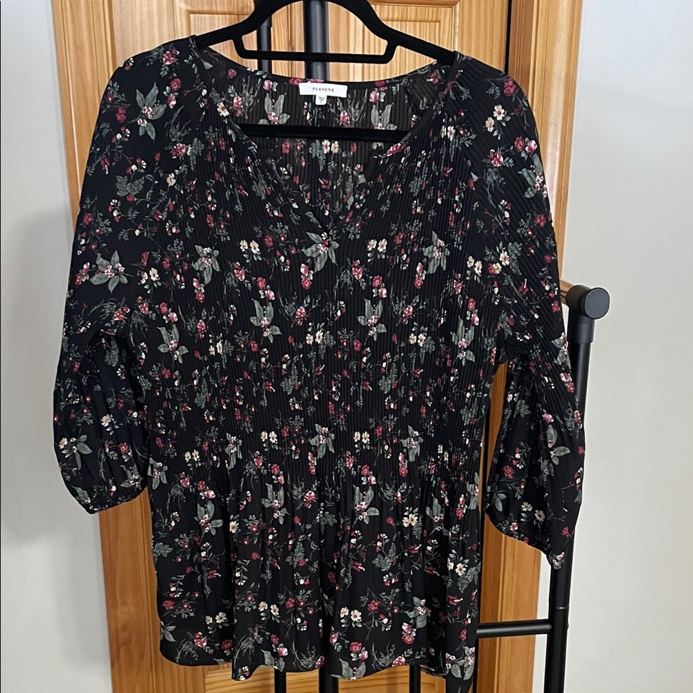 Pleione Floral Black womens v-neck Blouse